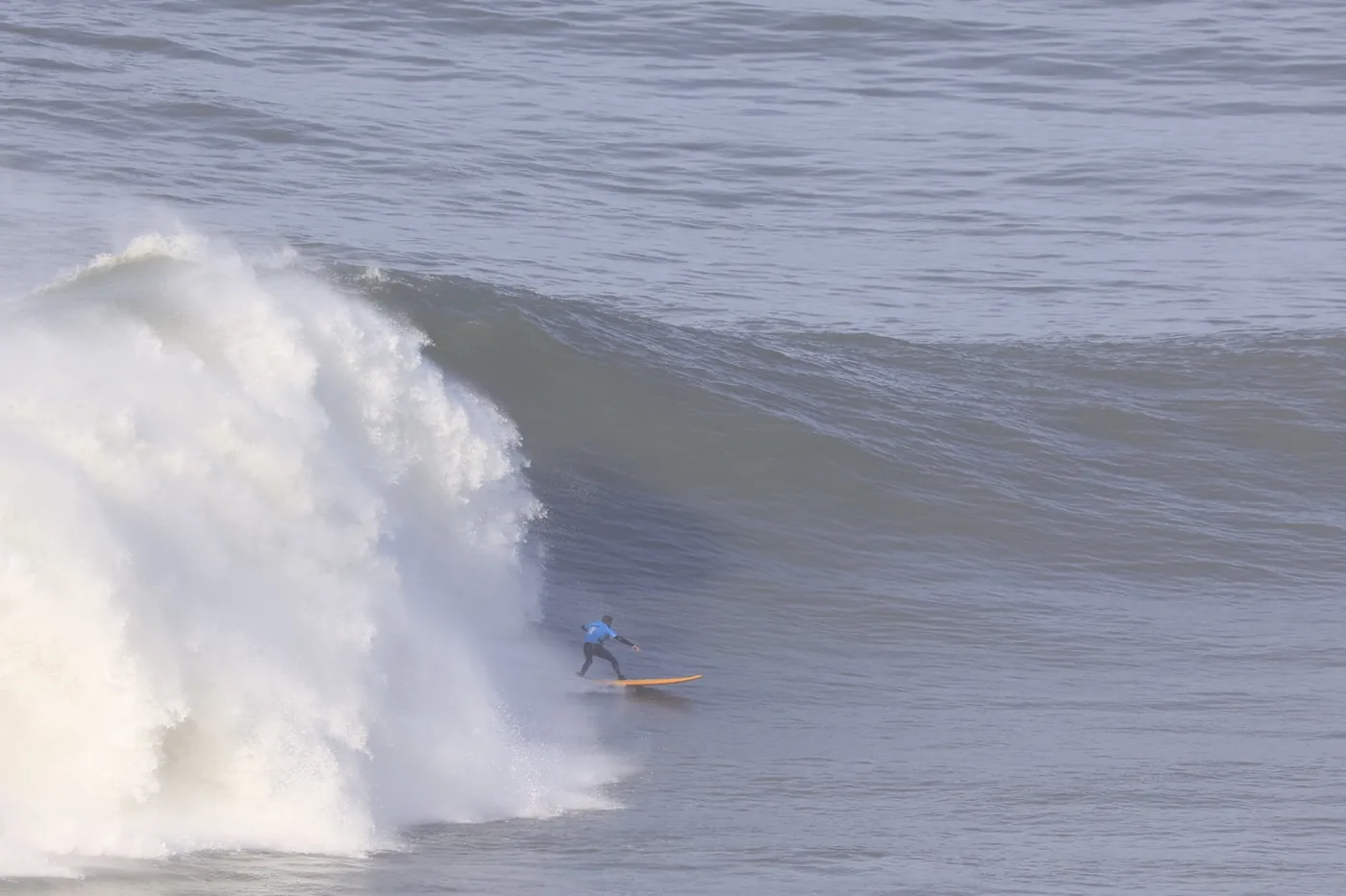 Surfando onda gigante