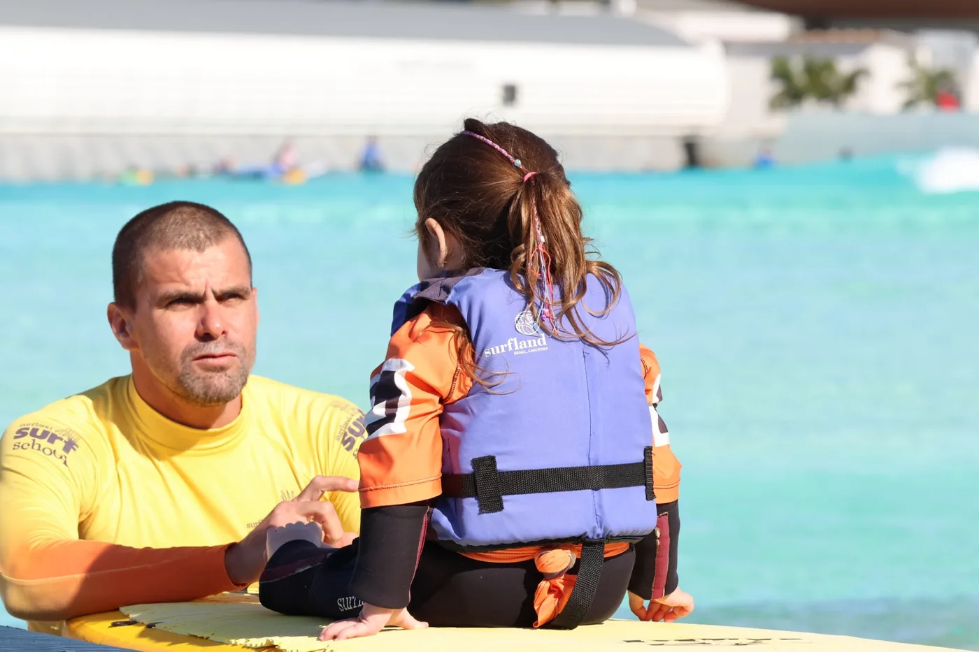 Fabiano ao lado de uma criança na Surfland